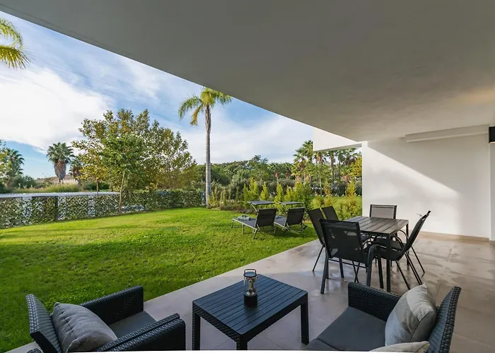 Alcazaba Lagoon Luxury Retreat *